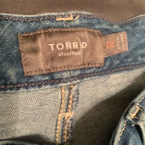 Torrid "Feel the Fit" Blue Denim Shorts Square Snap Pockets 4 1/2" Inseam Sz 22 - Picture 4 of 7